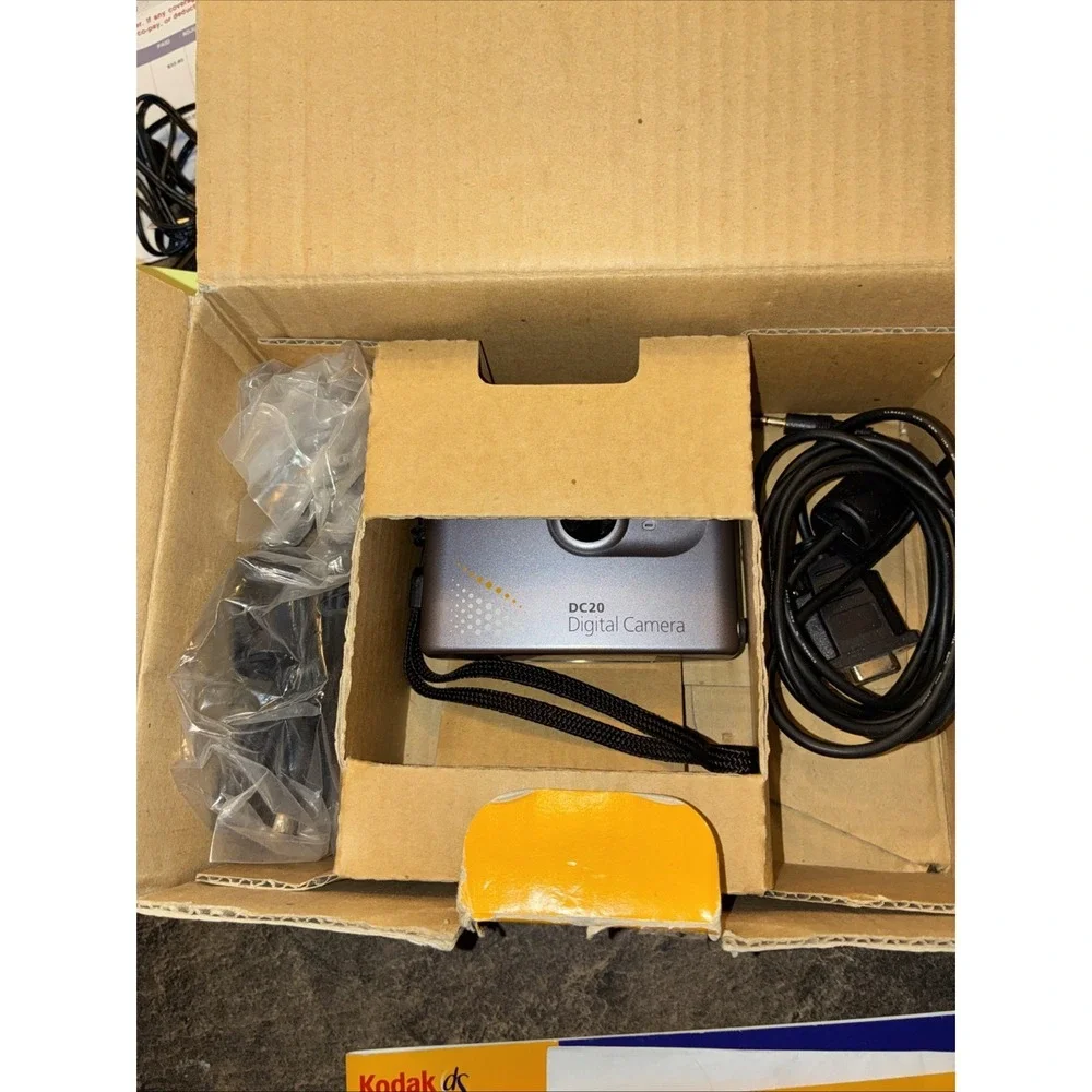 VTG KODAK DS DC20 DIGITAL CAMERA With Box, Cords, Paperwork, And Disc